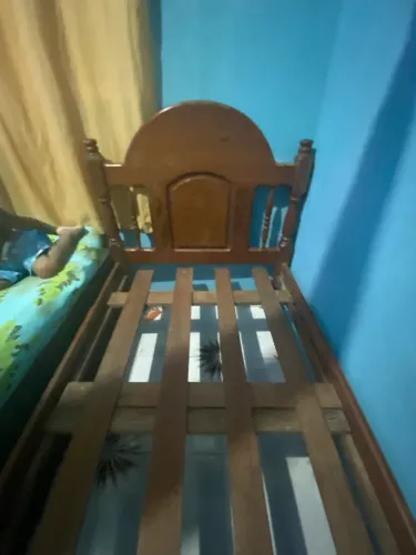 Cama de madeira solteiro 