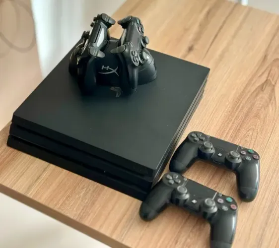 PS4 Pro + 4 Controles