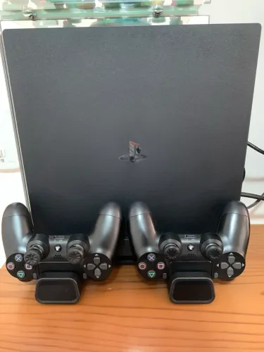 Vendo PS4 Pro semi novo + 2 controles e 1 jogo