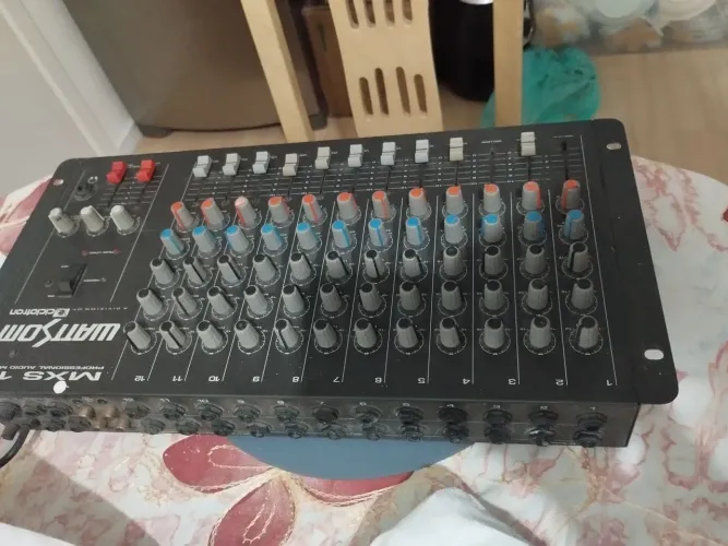 Mesa de som com 12 Canais