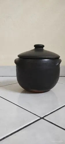 VENDE-SE UMA PANELA DE BARRO 2 LITROS