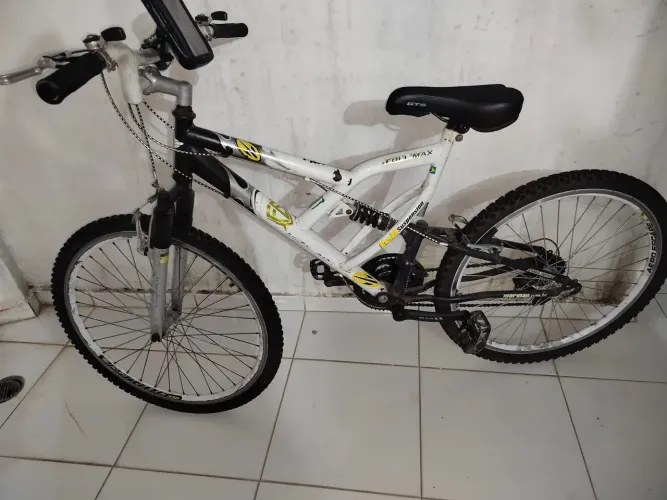 Bike Caloi, aro 26, com as duas rodas com filha aero, amortecedor, marcha