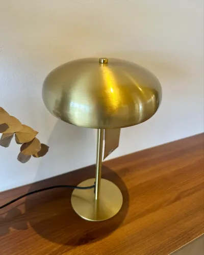 Luminária de mesa dourada vintage