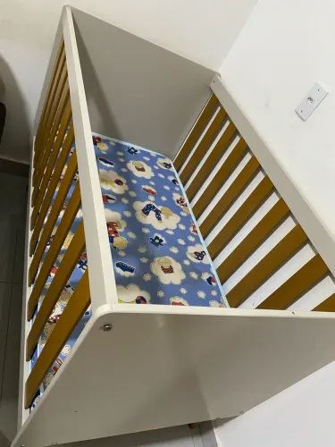 Berço que vira mine cama com colchão 