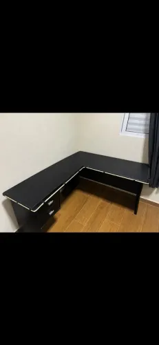 Mesa de escritório em L com gaveta