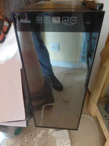 Vendo adega Philco 12 garrafas 127v resfriando pouco