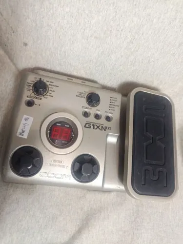 pedaleira de efeitos para guitarra Zoom G1XNext