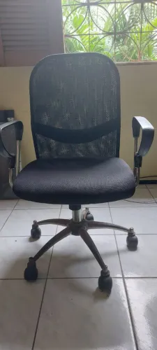 Cadeira preta com braços e rodinhas suporta ate 120kg e tem o assento bem largo