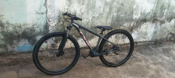 BIKE TSW ARO 29 CINZA COM ROSA FREIOS A ÓLEO, 21 MARCHAS SHIMANO.