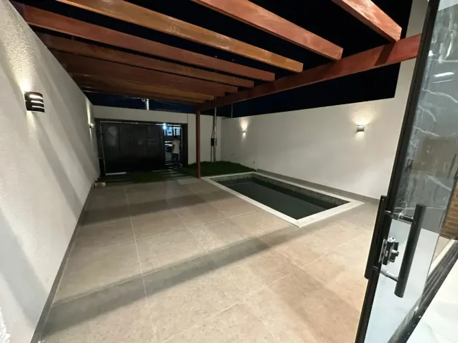 Casa no Jardim Universitario - 03 quartos- piscina VENDA