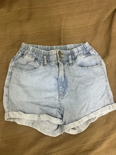 Shorts jeans, tamanho teen 14, usado porém em bom estado
