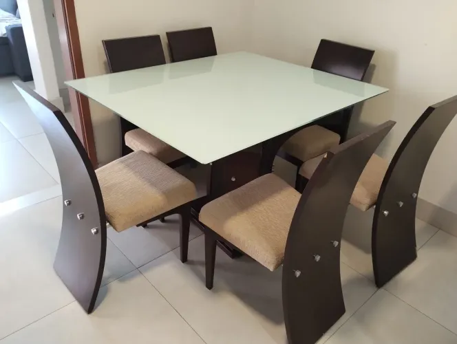 Mesa de jantar com seis cadeiras (em madeira)