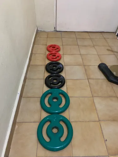 Três pares de anilhas de ferro emborrachadas, 5kg, 3kg, 2kg, à venda!