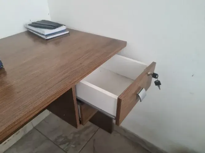 Mesa e cadeira confortável para notebook