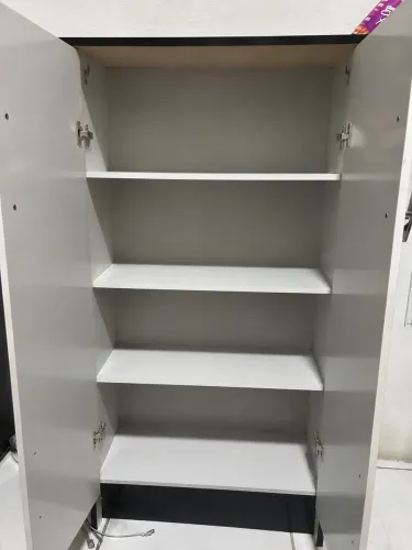 Armário multiuso com prateleiras