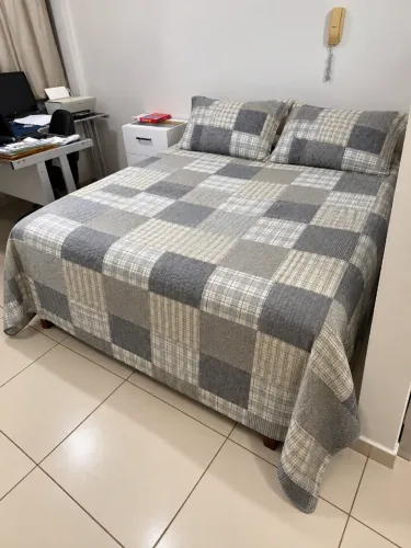 Vendo cama de casal com colchão integrado/embutido, em bom estado de conservação.