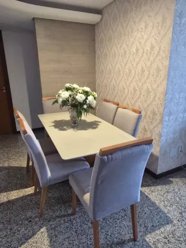 MESA DE JANTAR COM 6 CADEIRAS - OPORTUNIDADE