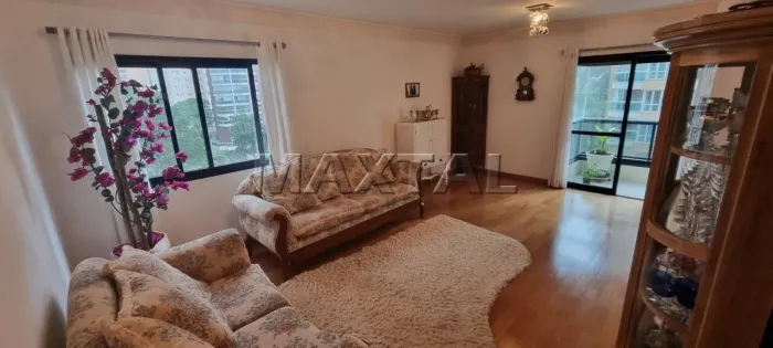 Apartamento com 4 suites, copa e cozinha, sala para 3 ambientes e 3 vagas de garagem.