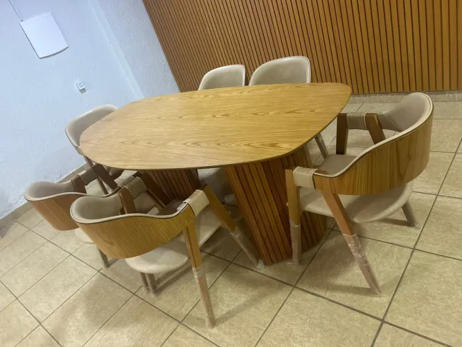 Mesa em madeiras + cadeiras 