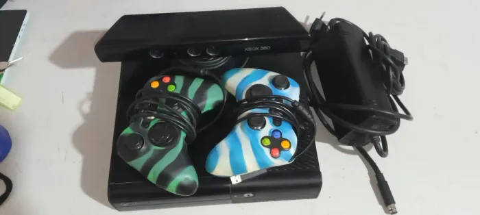 Xbox 360 desbloqueado perfeito estado com 2 controle e com Kinect, com vários jogos.