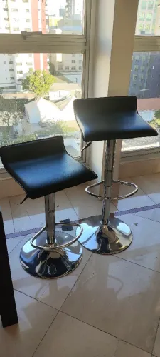 2 Banquetas em couro para balcão 