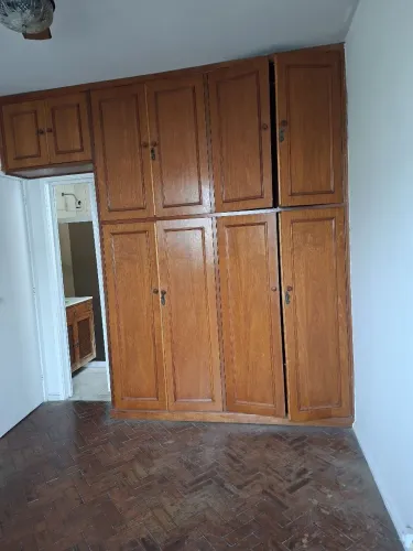 Guarda roupa de madeira