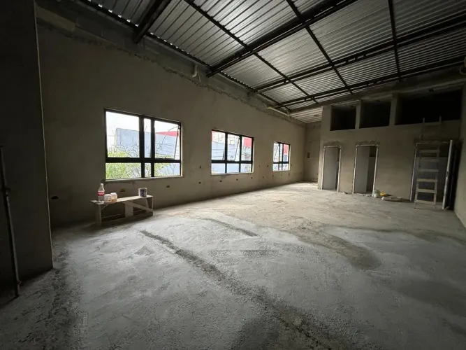 Sala superior com 100 metros quadrados, com três Wcs, em Centro - Itapevi - SP