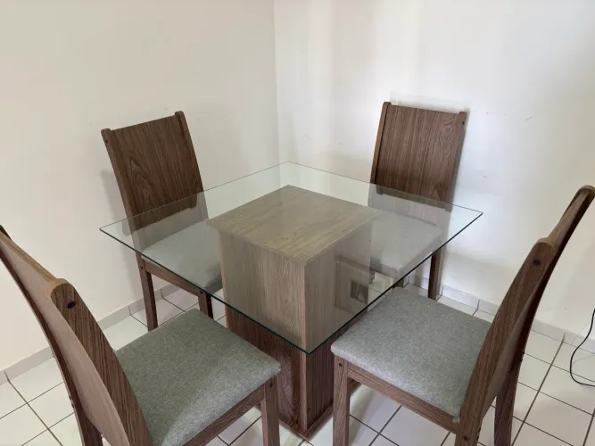 Mesa de jantar com 4 cadeiras