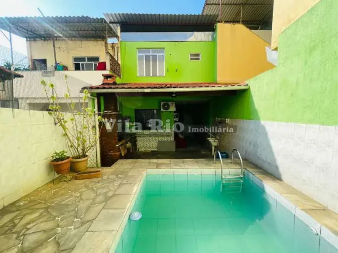 Casa linear com piscina e terraço.