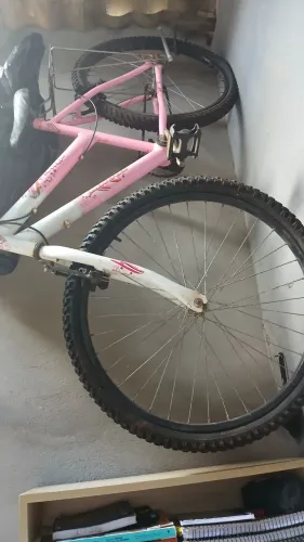 Bife feminina faltando fazer pequenos reparos, pois tá algum tempo parada.