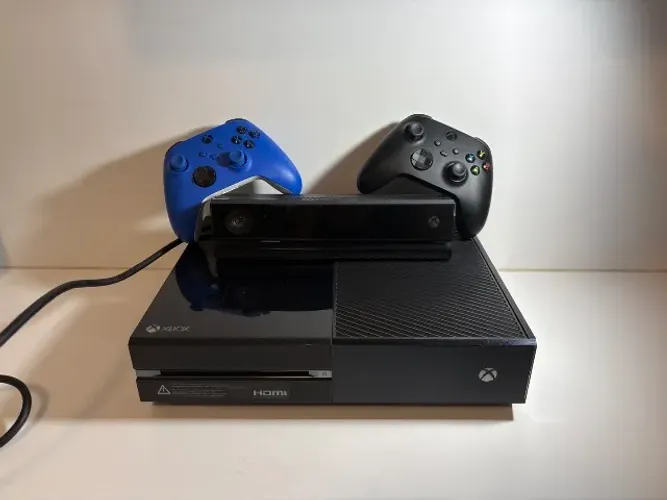 Xbox ONE + Kinect + 2 controles da nova geração