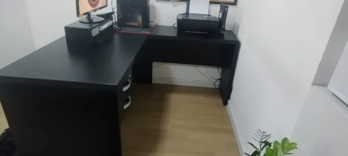 Vendo mesa de escritório preta (70 X 1,50) (Retirada no Sudoeste)