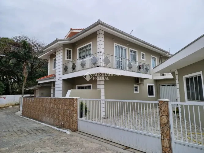 Apartamentos e casas em terreno com matrícula na praia do Pantano do sul