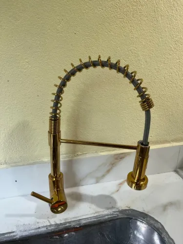 VENDE-SE - Torneira Gourmet Flexível Dourada - Nova, Nunca Usada