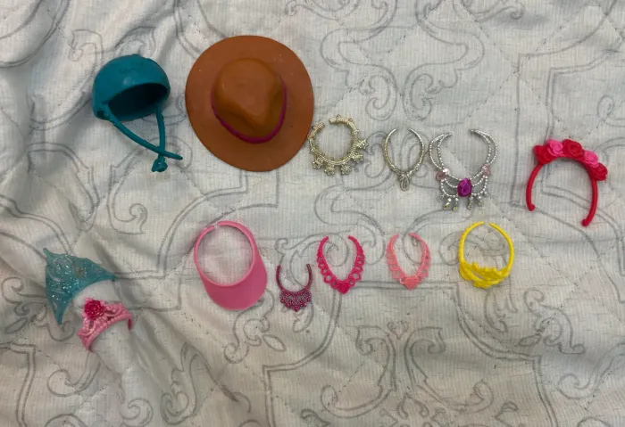Acessórios/tiaras/chapéu/coroa/colar/capacete/ viseira para barbie *vendo separado*