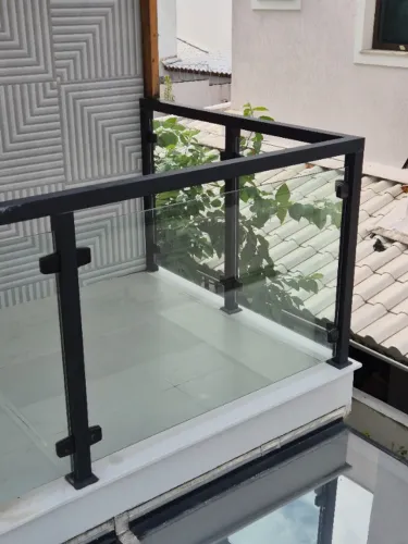 Guarda-corpo de varanda em alumínio e vidro