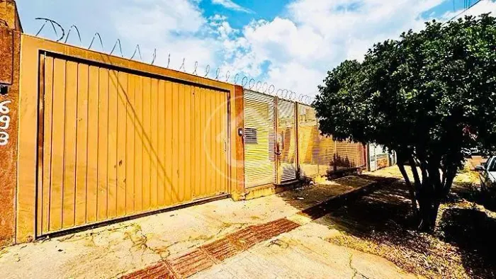 CASA COM MUITO ESPAÇO DE QUINTAL