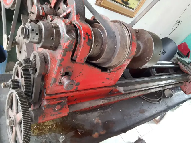 Vendo um torno convencional de correia funcionando perfeitamente