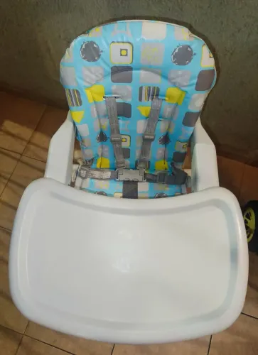 Cadeira de alimentação infantil