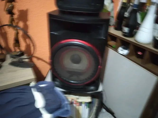 Som LG.mais três caixas de som. Obs placa Queimada.