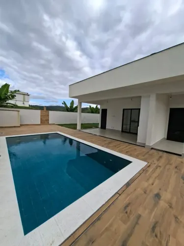 BELÍSSIMA CASA NOVA TÉRREA EM CONDOMÍNIO FECHADO COM PISCINA