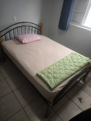 Vendo Cama com colchão semi nova - Desapego