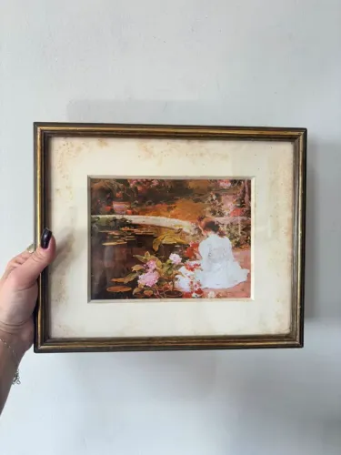 Antiga gravura emoldurada com proteção em vidro "Figura junto à represa" -25cm Largura