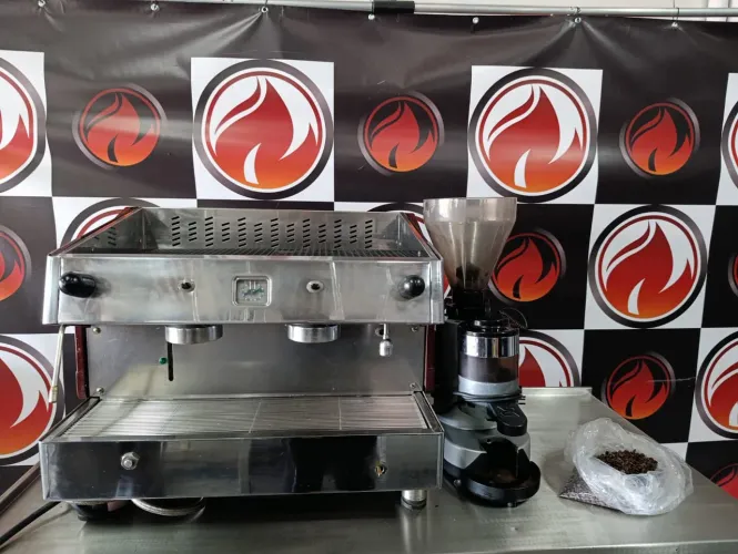 Cafeteira e moinho profissional marca Fiamma usada funcionando