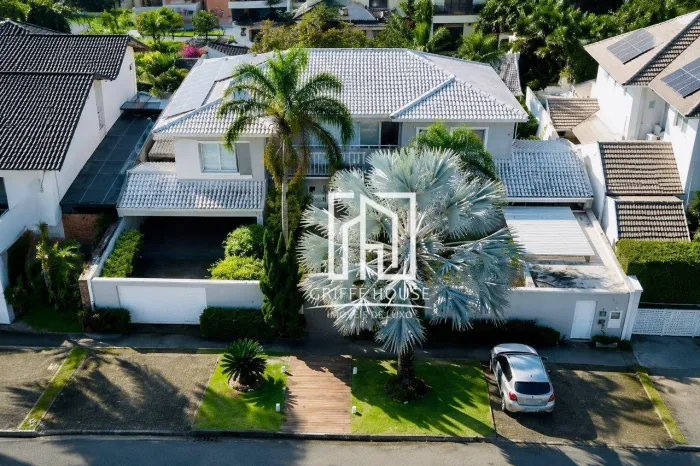 SANTA MÔNICA JARDINS - CASA DUPLEX COM 5 SUÍTES E ENEGIA SOLAR À VENDA EM CONDOMÍNIO NA BA