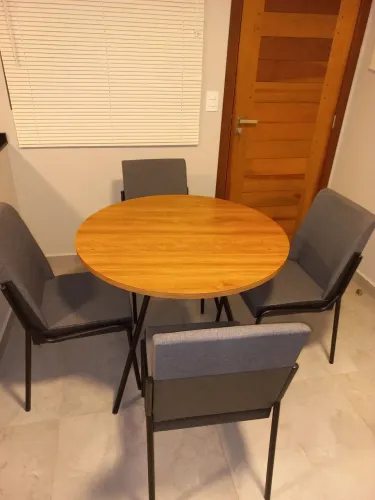 Mesa com 4 cadeiras 