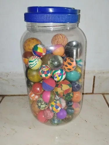 Vendo quase 300 bolinhas pula pula 