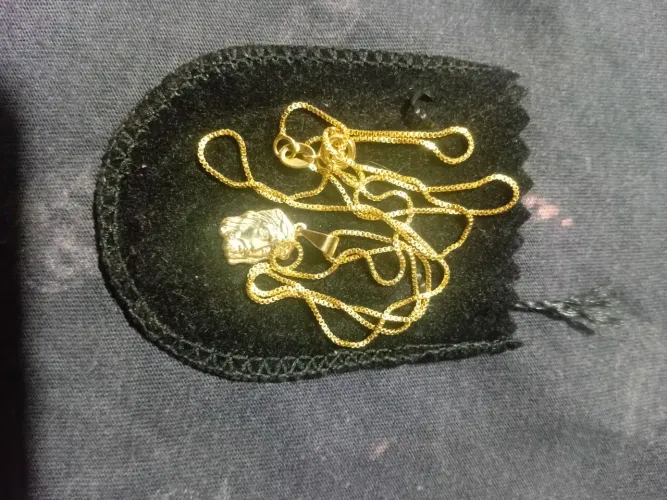 Cordão masculino dourado com pingente de face de Cristo*novo*!
