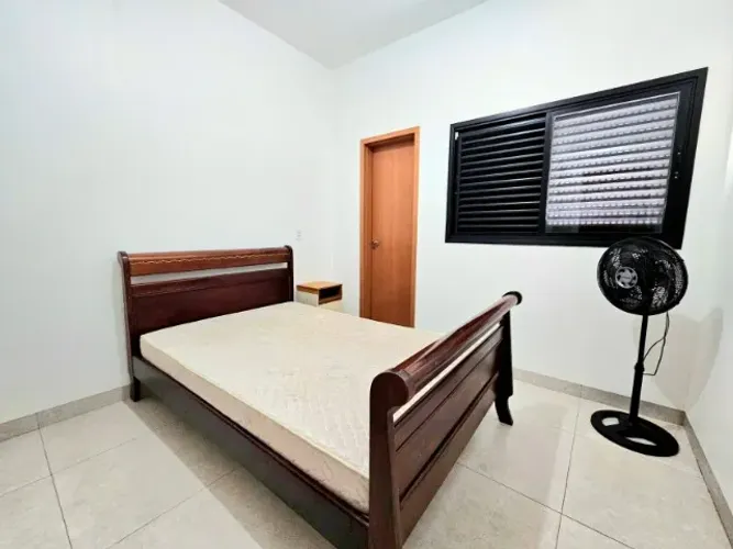 Cama de Madeira com colchão de casal!
