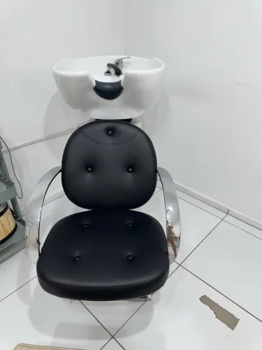 Lavatório com cuba de louça